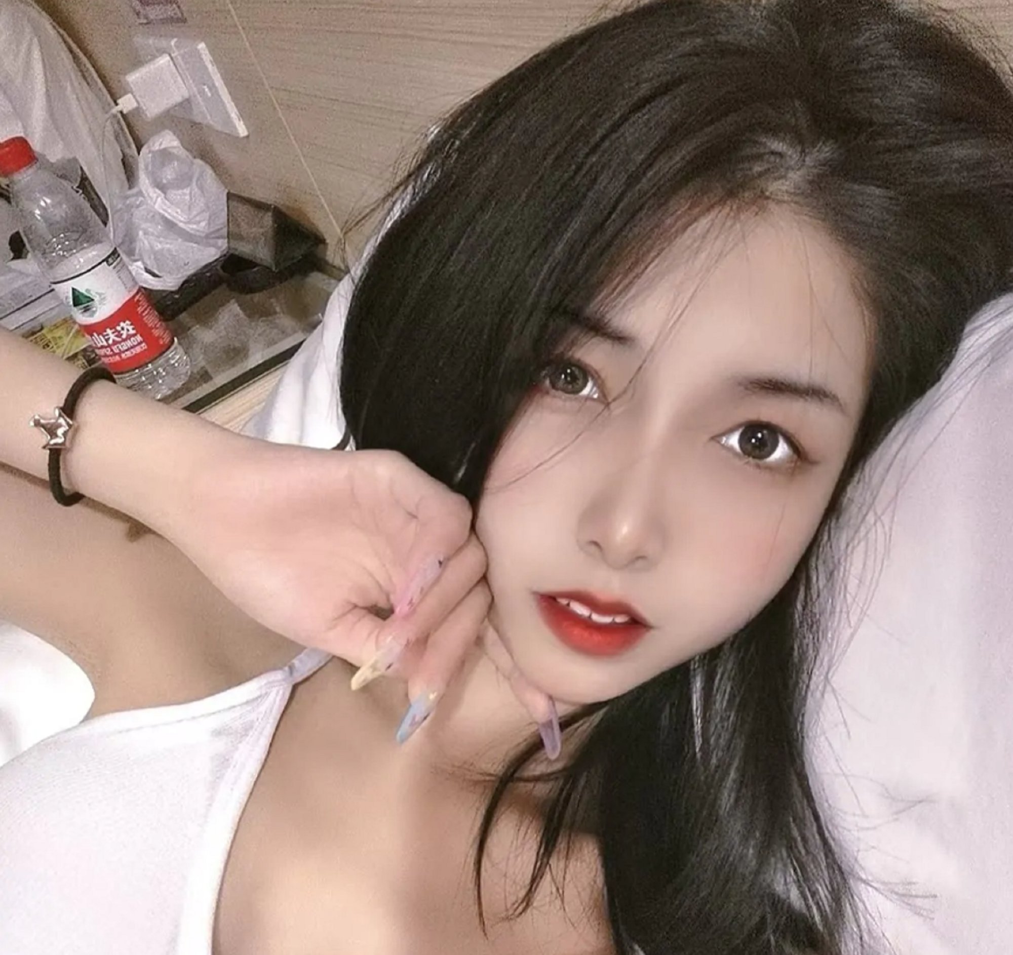 鱼鱼足影 – 全套足袜写真&视频[91期-2024.8]